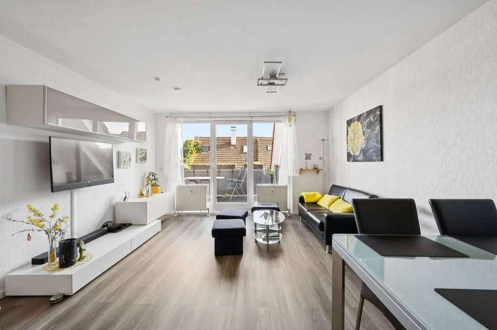Immobilie in Pleidelsheim - Ihr neues Zuhause: gepflegte 4 Zimmer Maisonette Wohnung mit Süd-Loggia & 2 TG-Stellplätzen - Bild 2