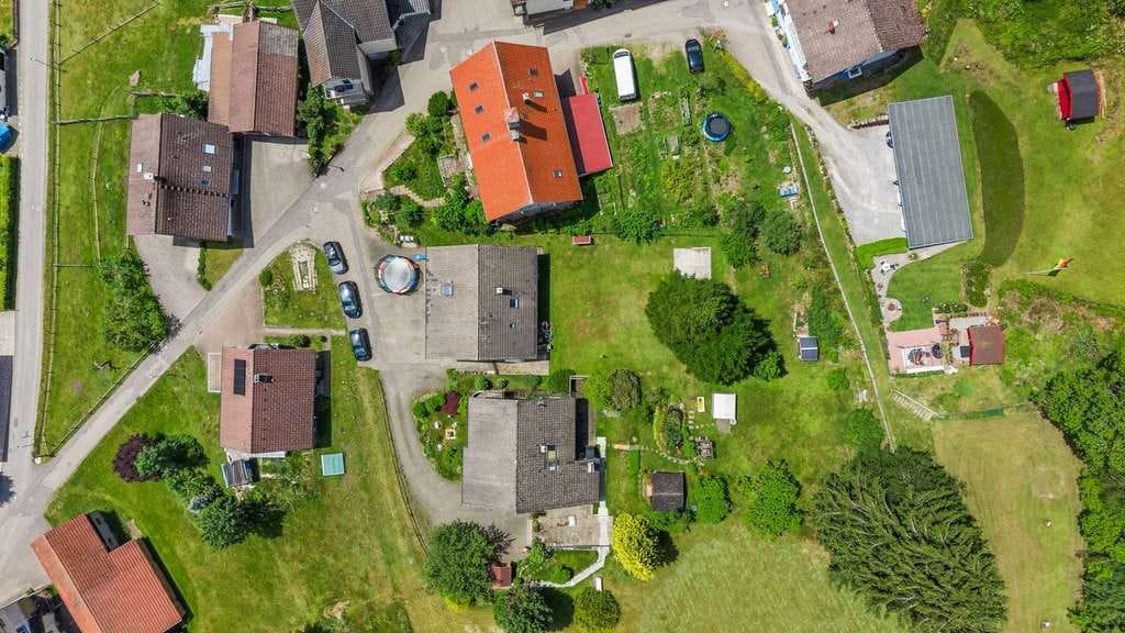 Immobilie in Enzklösterle - Viel Platz für die Familie – Haus mit Einliegerwohnung & großem Garten in Enzklösterle-Gompelscheuer - Bild 3