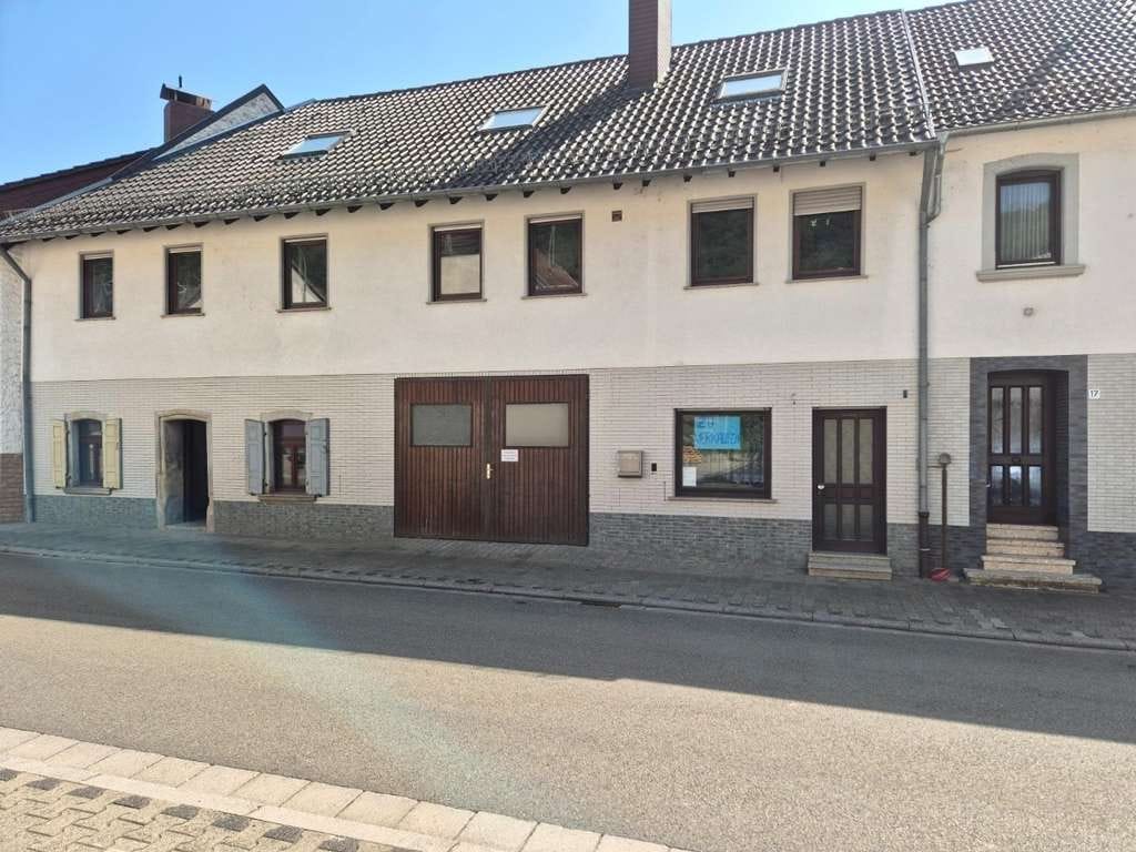 Immobilie in Bosenbach - Geräumiges Zweifamilienhaus mit Gewerbe, vielen Stellplätzen und idyllischem Garten in Friedelhausen - Bild 1