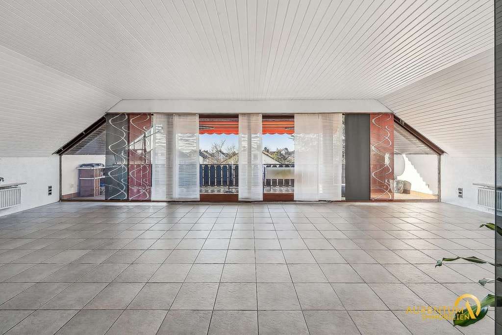 Immobilie in Adelsdorf - Großzügige 6-Zimmer-Wohnung mit Garten, Balkon und Kamin in ruhiger Lage von Adelsdorf - Bild 0