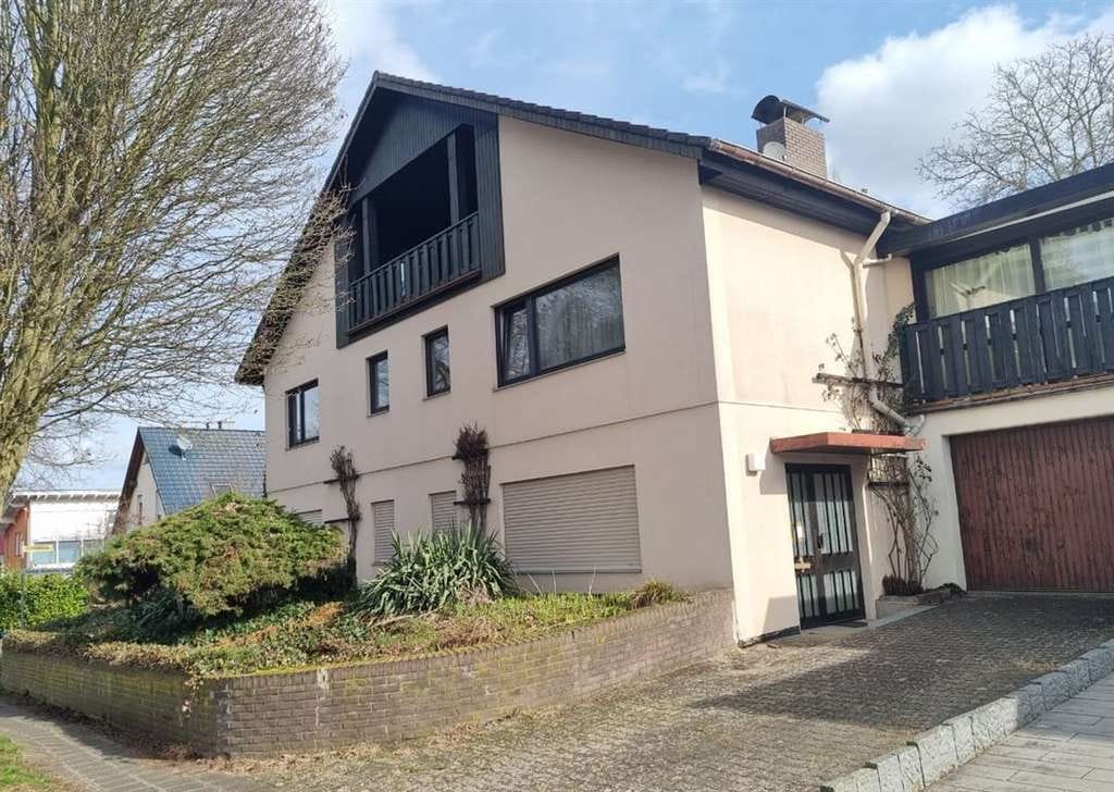 Immobilie in Schöneck - *** Mehrfamilienhaus mit Praxis und ELW  in bevorzugter Feldrandnähe - Bild 0