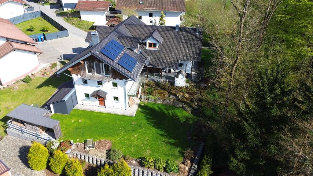 Immobilie in Waldkirchen - Einfamilienhaus mit Einliegerwohnung – PV & Solarthermie, Doppelgarage - Ruhe pur mit Fernblick - Bild 4