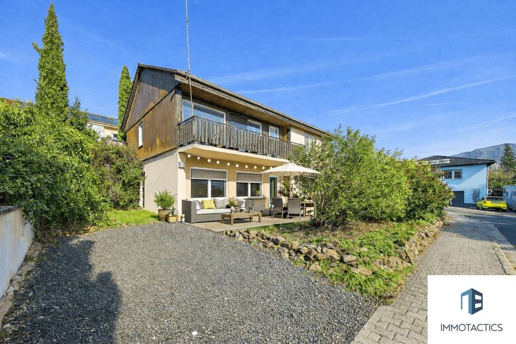 Immobilie in Norheim - Gepflegtes Einfamilienhaus in Hanglage mit zwei Wohnebenen, Balkon, Terrasse und Garten in Norheim - Bild 0