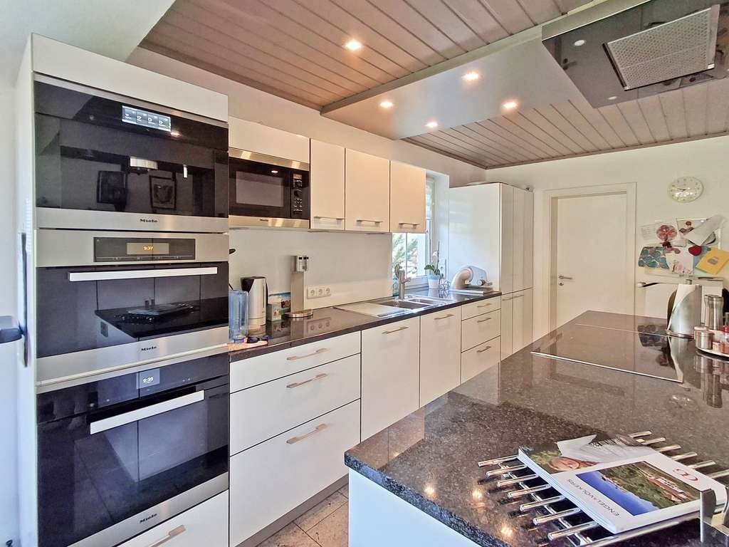 Immobilie in Wiesau - Familienfreundliches EFH mit Einliegerwohnung, Garten & Carport - Bild 2