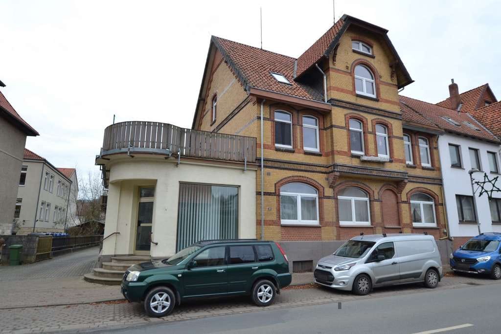Immobilie in Freden (Leine) - Teilvermietetes 3-Familienhaus mit Gewerbeeinheit und Nebengebäude - Bild 1