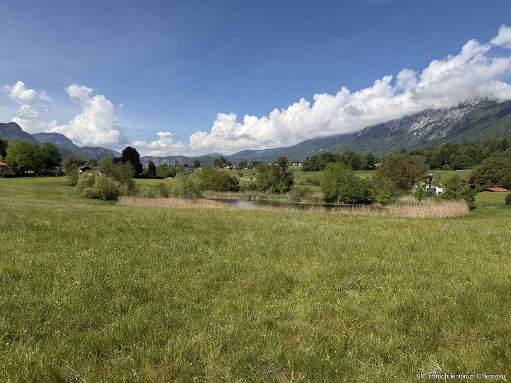 Immobilie in Bayerisch Gmain - Einmalig schönes Fleckchen Erde !
Freistehendes Haus mit grandiosen Ausblick auf Wiesen, Wasser u.  - Bild 2