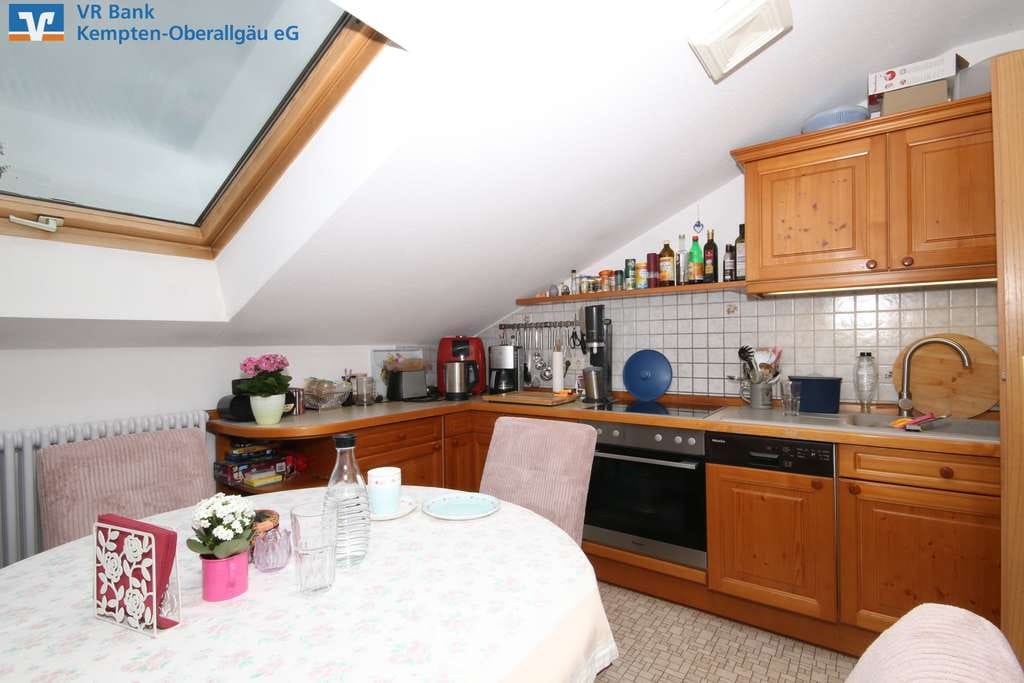 Immobilie in Sonthofen - Charmante 2-Zimmer-Dachgeschosswohnung mit Bergblick und gesicherter Mieteinnahme - Bild 3