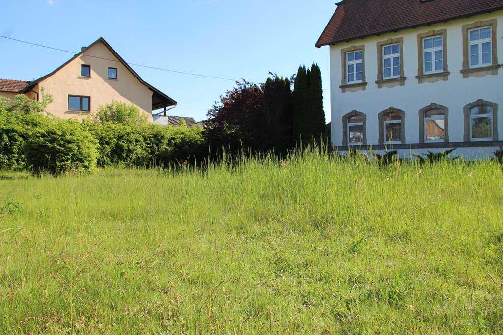 Immobilie in Speichersdorf - Außergewöhnliche Villa mit beeindruckender Architektur und großem Garten – ideal für Familie, Wohnen - Bild 3