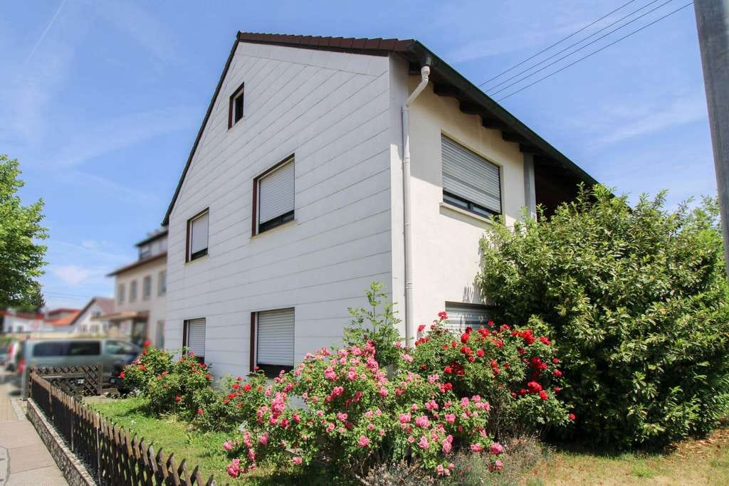 Immobilie in Vöhringen - Schönes, großzügiges EFH mit idyllischem Garten und Gestaltungsmöglichkeit in Vöhringen - Bild 0