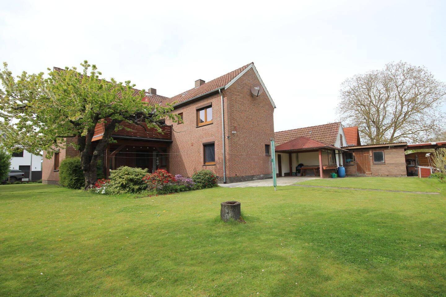 Immobilie in Weyhe - Großzügiges Einfamilienhaus mit optionaler Einliegerwohnung und großem Grundstück in Weyhe-Lahausen - Bild 2