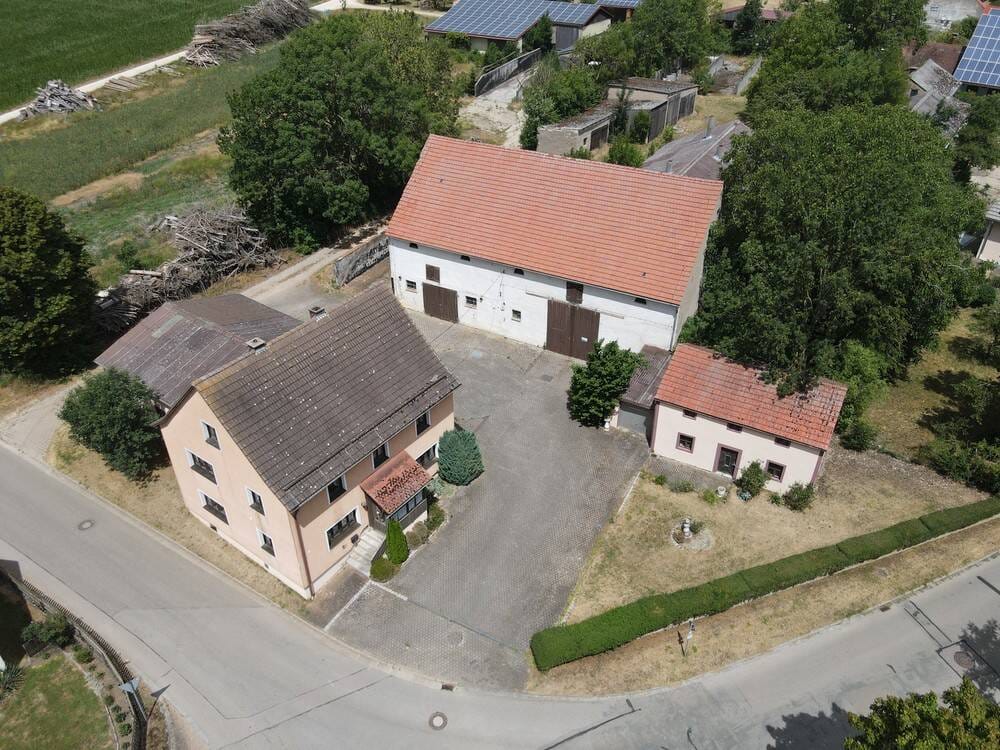 Immobilie in Burgsalach - ehemalige HOFSTELLE mit Wohnhaus, Scheune, Stallungen, Maschinenhalle u.v.m. - Bild 0