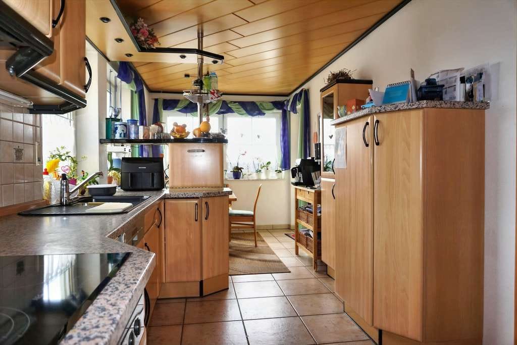 Immobilie in Bad Bocklet - Exklusives Familienanwesen mit Einliegerwohnungen, Naturteich und außergewöhnlichem Raumkonzept - Bild 4