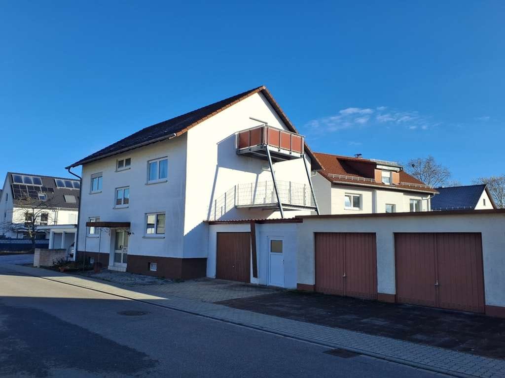Immobilie in Eggenstein-Leopoldshafen - Attraktive Kapitalanlage: Dreifamilienhaus mit Balkonen & 2 Garagen - Bild 0
