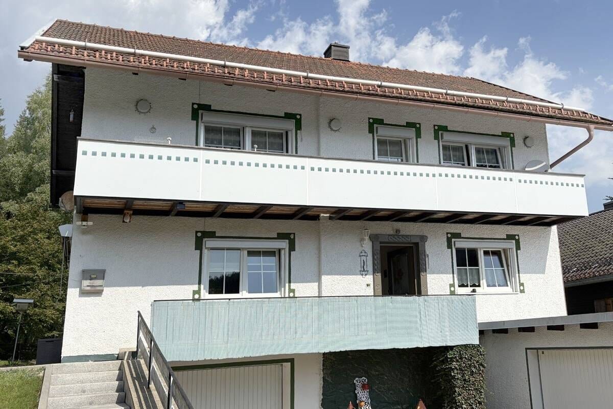Immobilie in Bayerisch Eisenstein - Gepflegtes Zweifamilienhaus in herrlicher Waldrandlage in Bayerisch Eisenstein - Bild 1