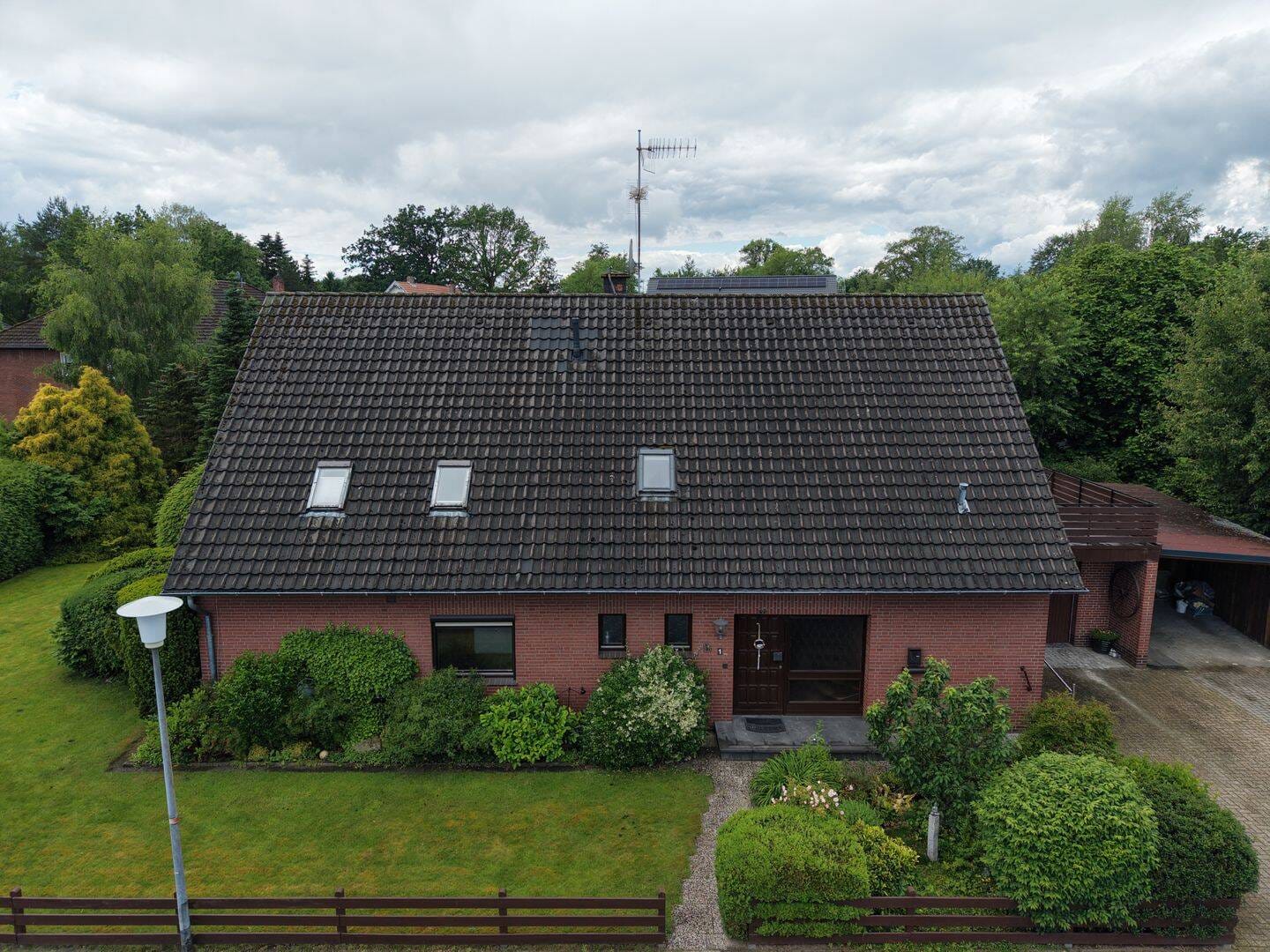 Immobilie in Großenkneten - Großzügiges Ein-/Zweifamilienhaus mit Einliegerwohnung, Kamin & Dachterrasse in Huntlosen - Bild 3
