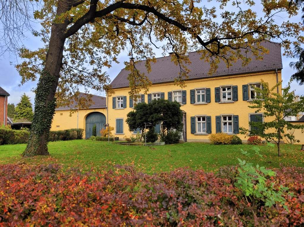 Immobilie in Grevenbroich - Seltene Gelegenheit mit hohen Steuervorteilen - Rohdiamant mit Ausbaugenehmigung & großem Garten - Bild 1
