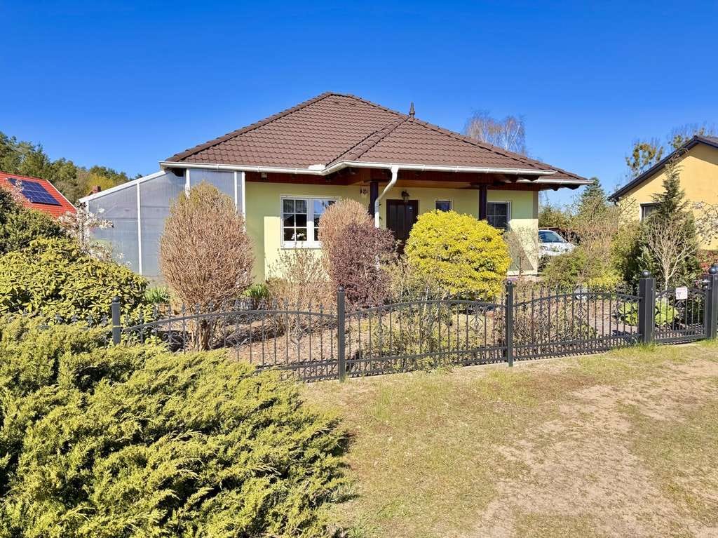 Immobilie in Krugsdorf - HORN IMMOBILIEN + Einfamilienhaus mit Einbauküche, Doppelgarage und Keller in Krugsdorf bei Pasewalk - Bild 1