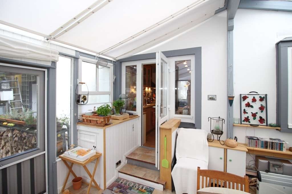 Immobilie in Schleswig - Charme und Charakter inklusive: Teilunterkellertes Wohnhaus mit Wintergarten, Sauna und Swimmingpool - Bild 3