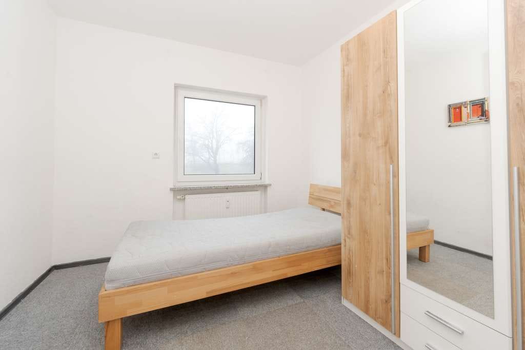 Immobilie in Mitterfels - Mehrfamilienhaus auf großzügigem Grundstück mit Ausbaumöglichkeit in Mitterfels - Bild 4