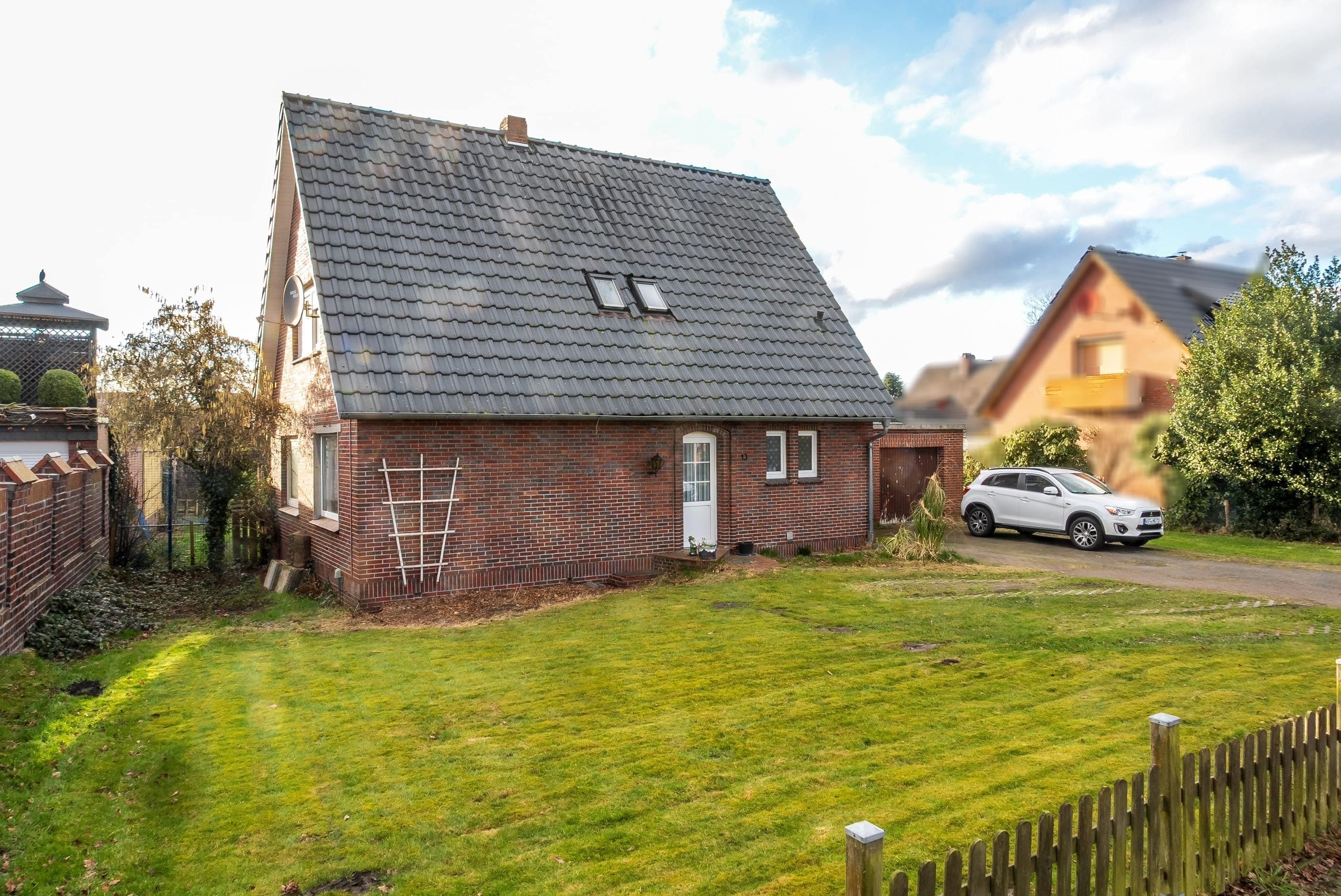 Immobilie in Apen - Gemütliches Haus mit großem Grundstück zentral in Apen - Bild 1
