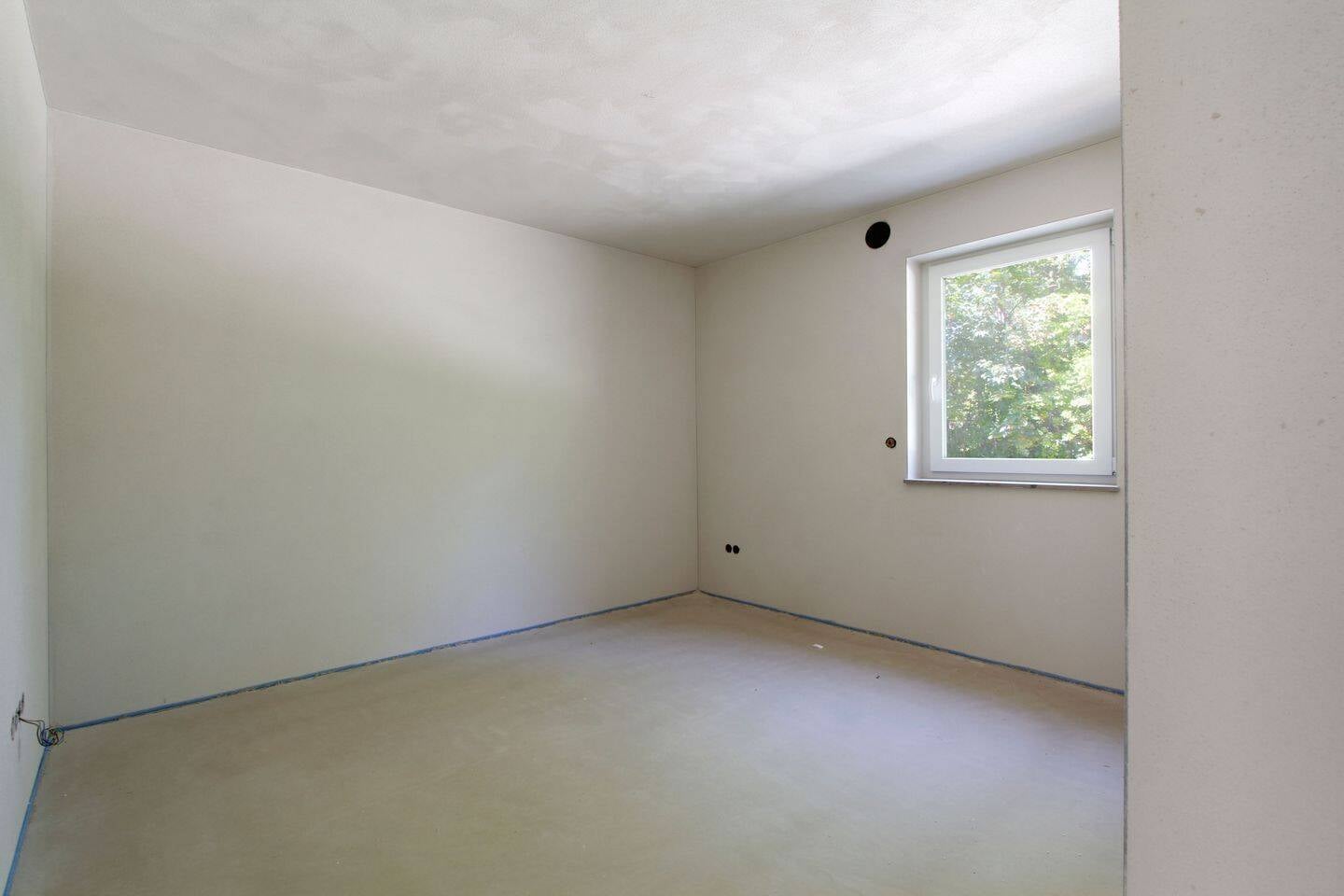Immobilie in Ehekirchen - NEUBAU! - Topmoderne Balkonwohnung mit zwei TG-Stellplätzen + KfW40 QNG  - Bild 2