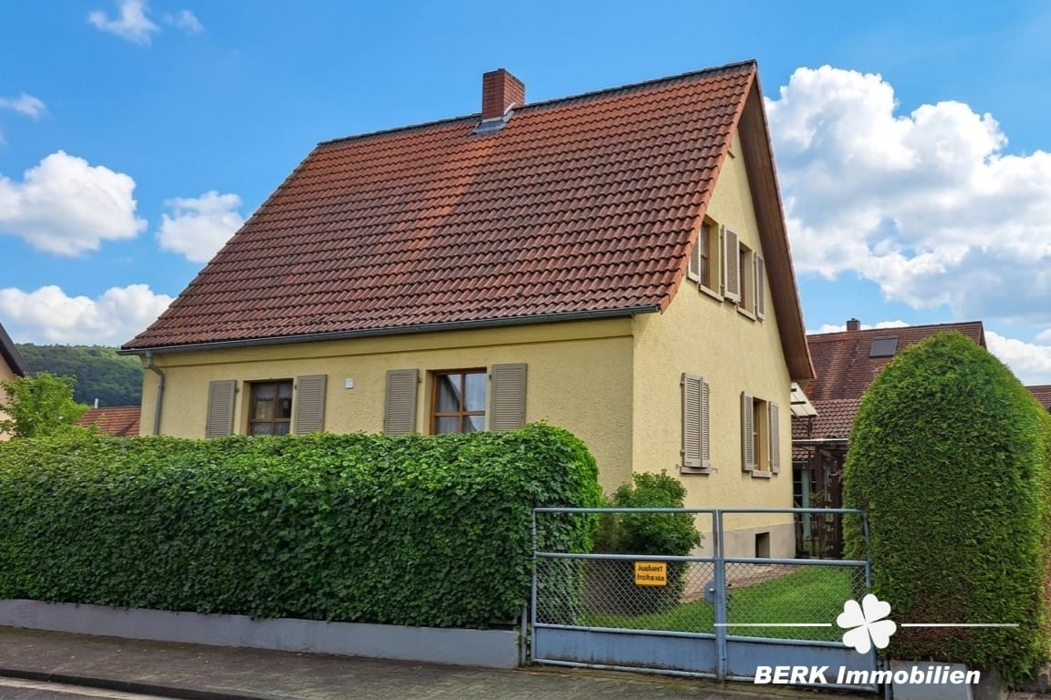Immobilie in Wörth am Main - BERK Immobilien – Charmantes Einfamilienhaus mit idyllischem Garten in Wörth am Main - Bild 1