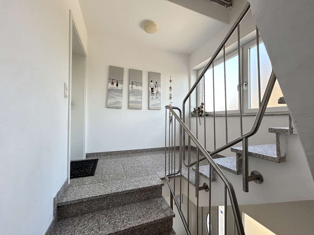 Immobilie in Warburg - Großzügige Dachgeschoss-Eigentumswohnung mit Weitblick, Balkon und viel Potenzial in Warburg - Bild 4