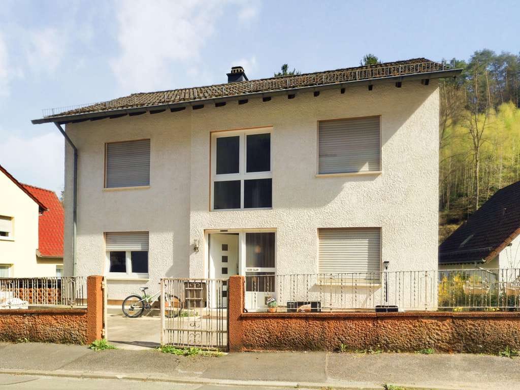 Immobilie in Rodalben - Ein Haus – viele Möglichkeiten: Freistehendes Ein-/Zweifamilienhaus mit zwei Garagen in Rodalben - Bild 0