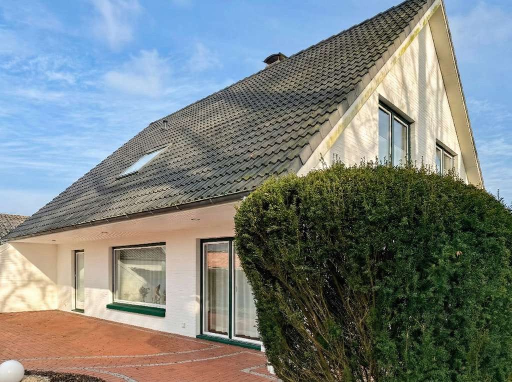 Immobilie in Stapel - Großzügiges Einfamilienhaus mit Kamin, Garten und vielseitigen Nutzungsmöglichkeiten - Bild 3