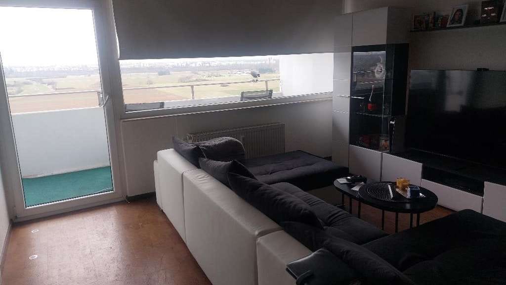 Immobilie in Hattersheim - HATTERSHEIM: Tolle 1 1/2-Zi.-Wohnung mit Laminat, Balkon u. EBK -PENTHOUSE-STIL - Bild 1