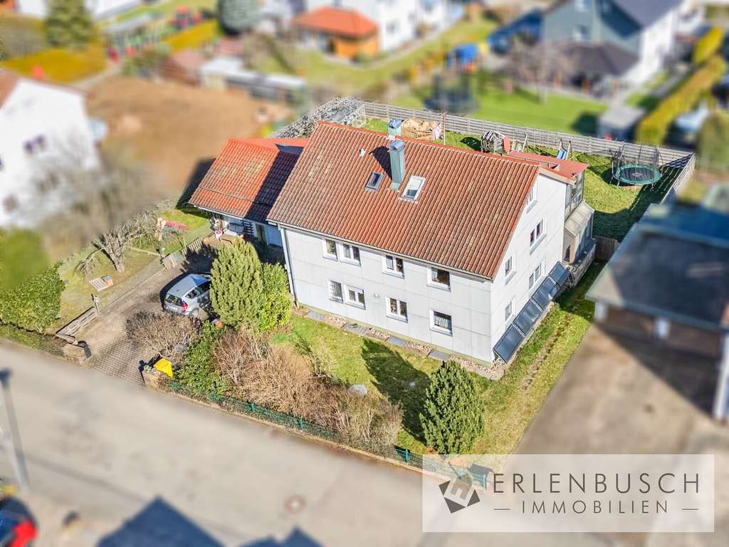 Immobilie in Kaisersbach - Großzügiges Zweifamilienhaus mit weitläufigem Grundstück und Entwicklungspotenzial - Bild 1