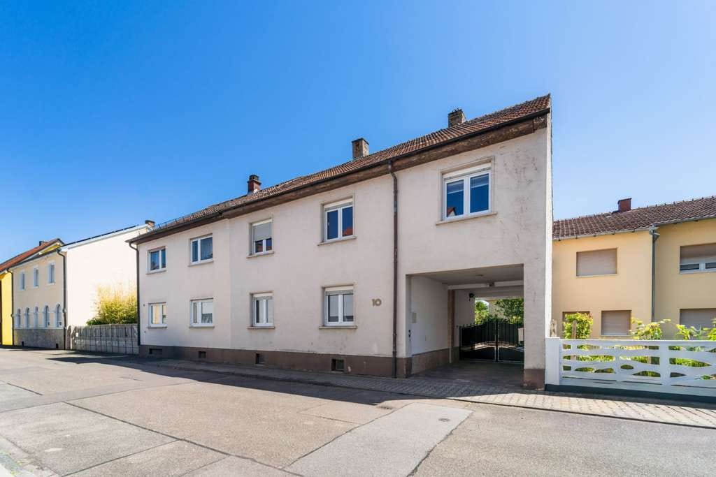 Immobilie in Neulußheim - Zweifamilienhaus im Herzen von Neulußheim – voller Potenzial für modernes Wohnen - Bild 1