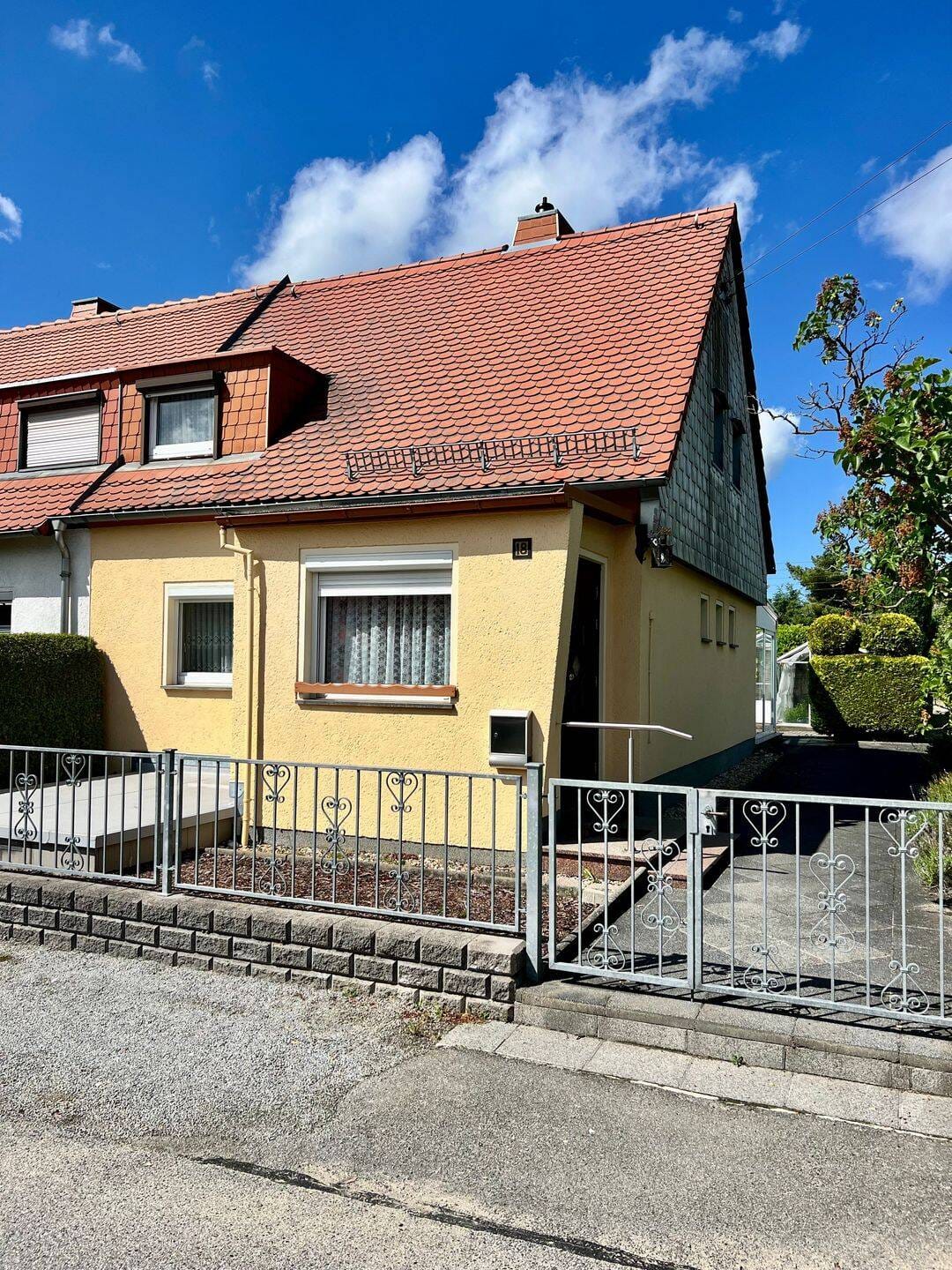 Immobilie in Bischofswerda - Doppelhaushälfte mit großzügigem Grundstück in ruhiger Wohnlage (provisionsfrei!) - Bild 1