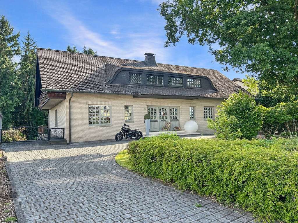 Immobilie in Altenkirchen (Westerwald) - Wohlfühlhaus mit zwei Einliegerwohnungen - stilvoll, vielseitig, in bester Lage - Bild 2