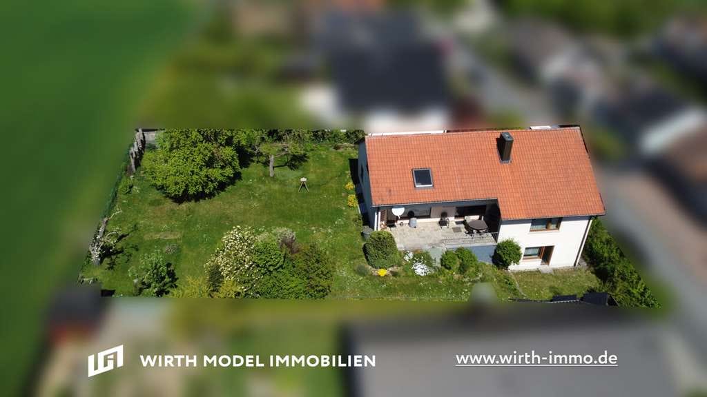 Immobilie in Dittelbrunn - Freistehens Einfamilienhaus mit Einliegerwohnung und Garage in traumhafter Ortsrandlage - Bild 0