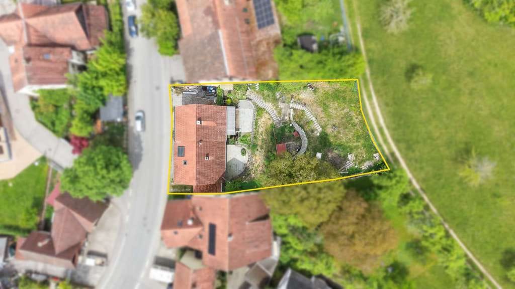 Immobilie in Engen - Charmantes Wohnhaus mit vielseitigen Ausbaureserven, großem Hanggrundstück und drei Garagen - Bild 2