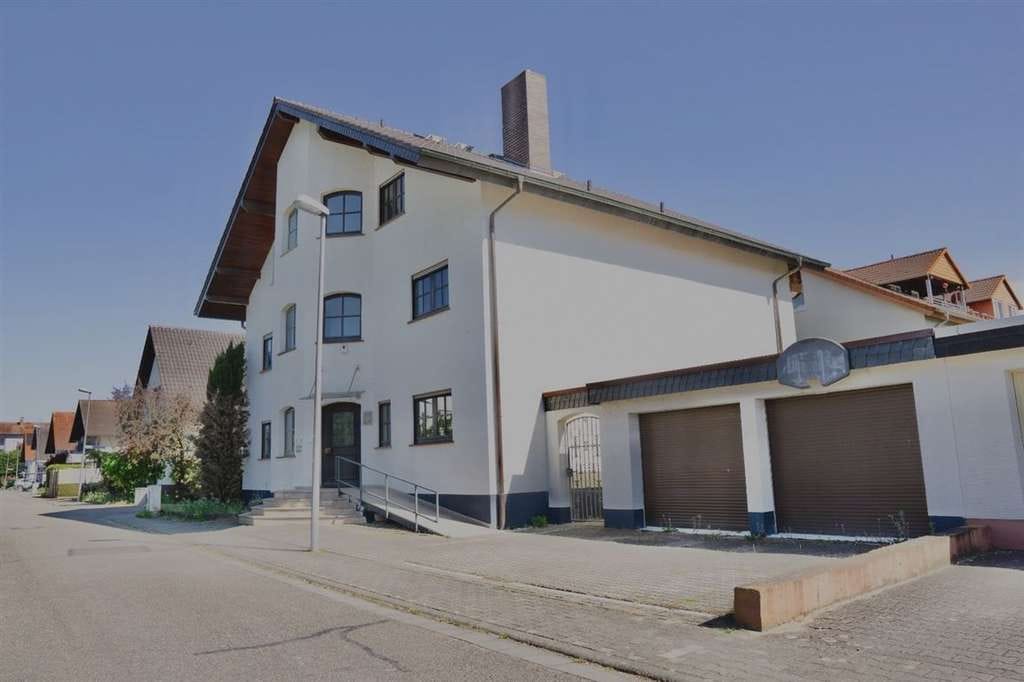Immobilie in Bürstadt - Großzügiges Zweifamilienhaus mit Garten, Maisonette-Einheit & Wellnessbereich  - Bild 1