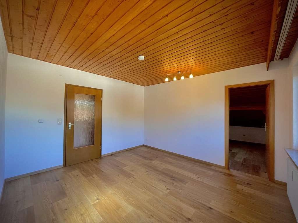 Immobilie in Grassau - Sofort bezugsfertig! Ruhig gelegene 2-Zimmer-Wohnung mit Garage in Grassau - Bild 2