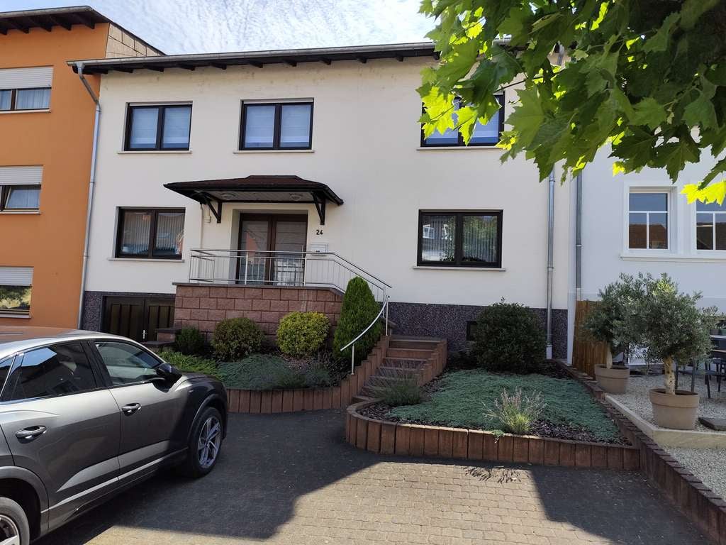 Immobilie in Überherrn - 1-2 Familienhaus mit tollem Garten in zentraler Lage - Bild 0