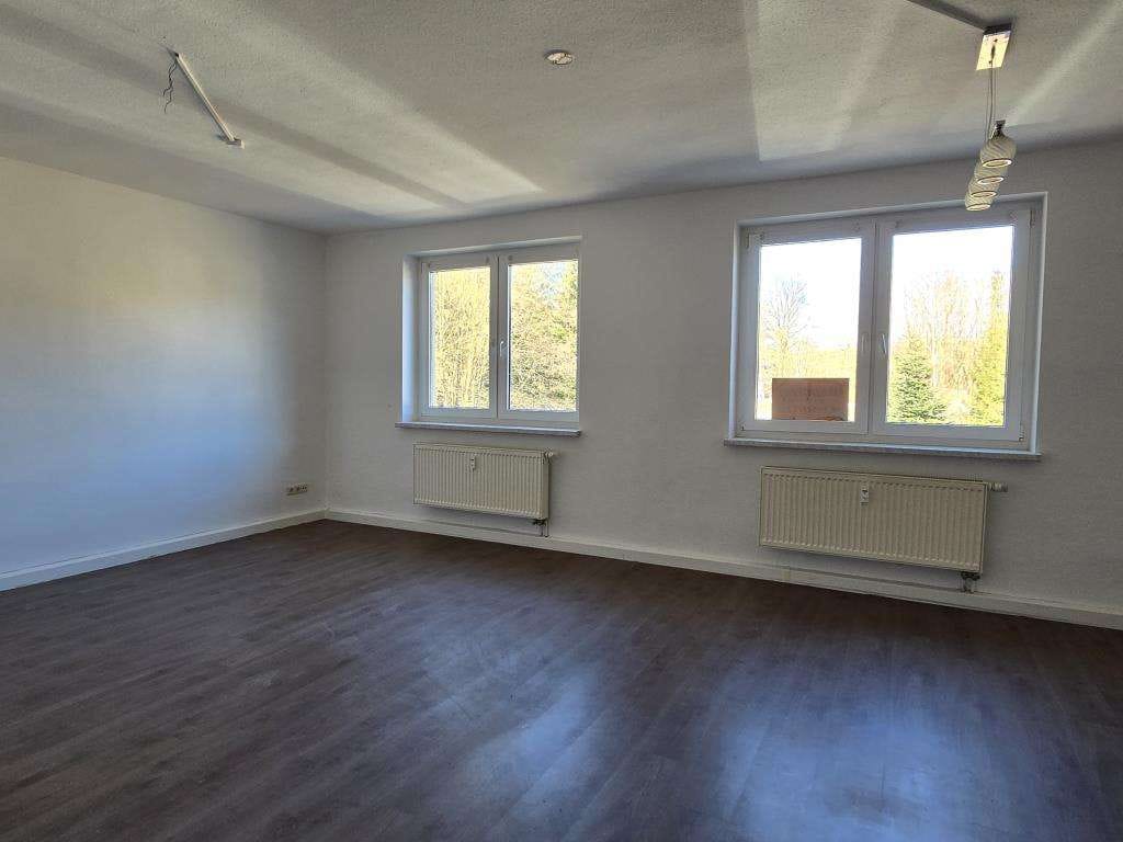 Immobilie in Wurzbach - Mehrfamilienhaus mit 8 Einheiten, Gewerbehalle & 2.500m² Teich – vielseitiges Immobilienpaket - Bild 3