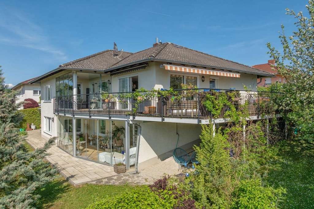 Immobilie in Ortenburg - Kernsaniertes Traumhaus mit Wintergärten & Aussichtslage - Bild 1