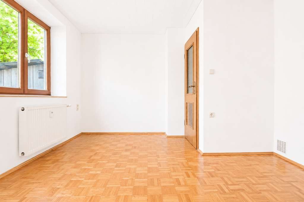 Immobilie in Bruckberg - Großzügige Erdgeschosswohnung mit Terrasse, Gartenanteil und eigener Photovoltaikanlage in Bruckberg - Bild 2