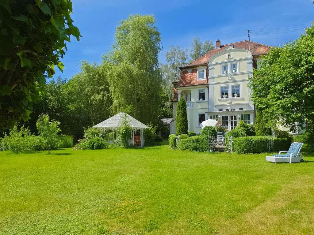 Immobilie in Wilhelmsthal - Märchenhaft schöne Villa im Frankenwald auf 5.131 m². Am Waldrand, einfach ein Traum! - Bild 2
