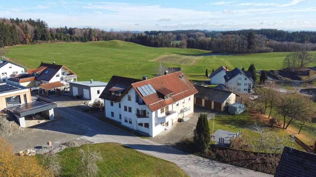 Immobilie in Waldburg - Großzügiges 2-Familienhaus in Waldburg-Egg mit Alpenblick, Bauplatzpotenzial & 4 Garagen - Bild 0