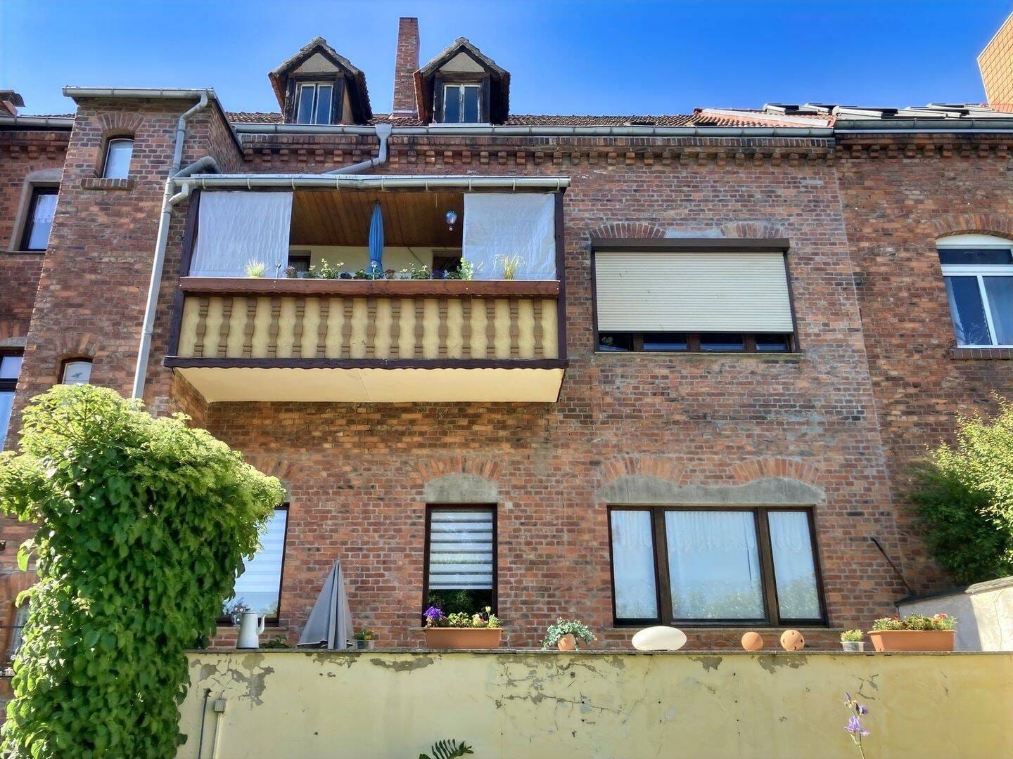 Immobilie in Sangerhausen - Attraktives Zweifamilienhaus mit Ausbaureserve - Ideal für Kapital - Bild 1