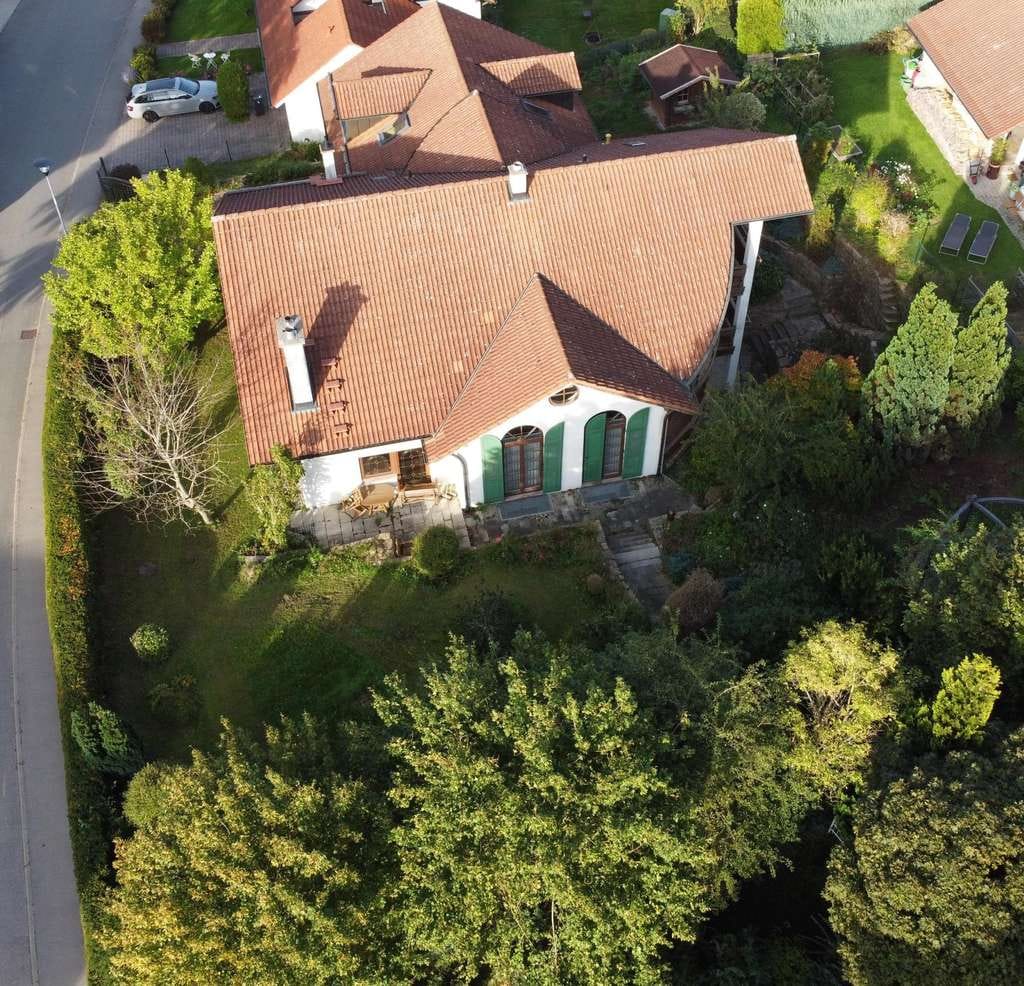 Immobilie in Erolzheim - Ungewöhliches Haus im Landhausstil, 20 Autominuten von Memmingen - Bild 1