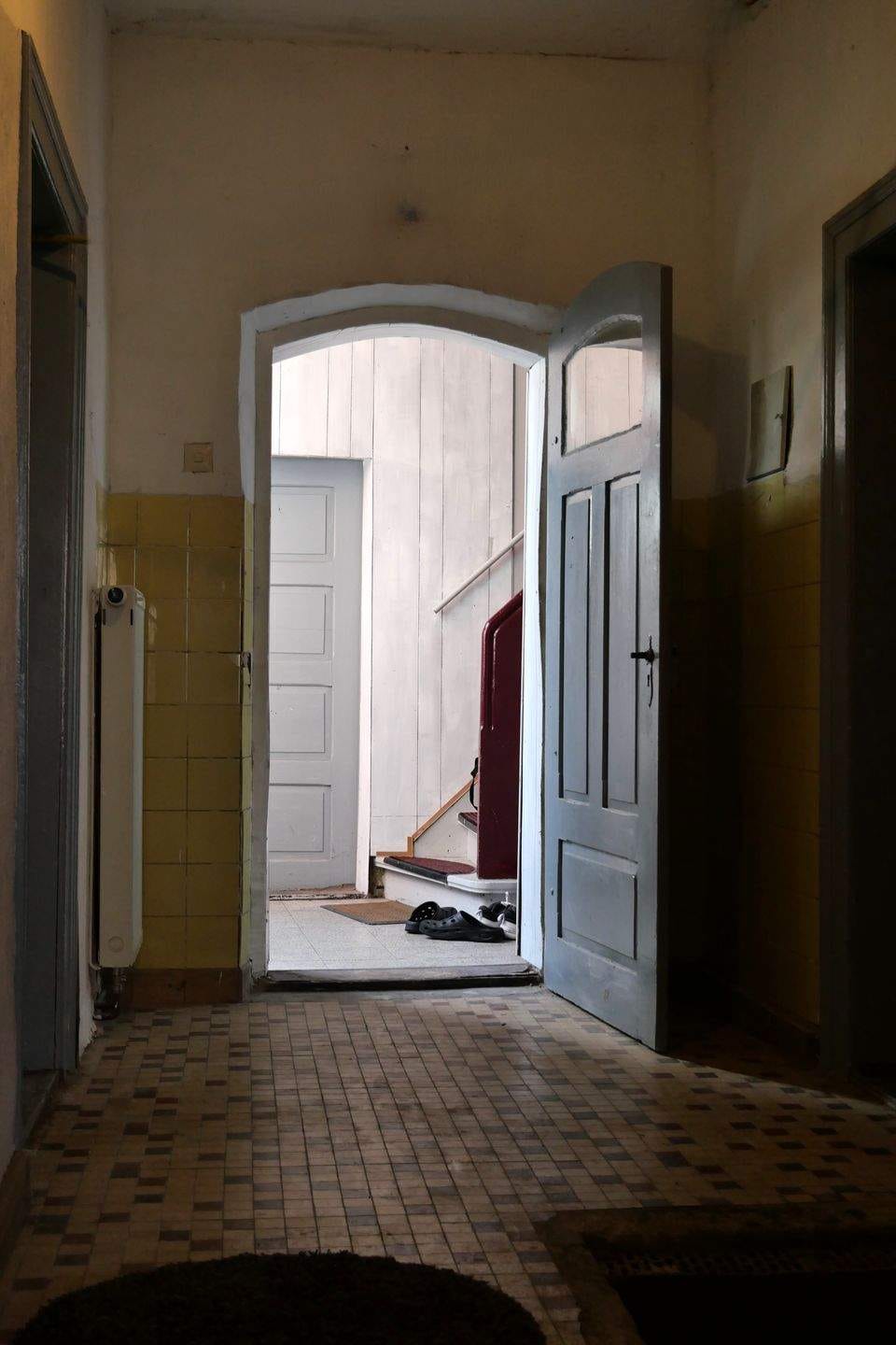 Immobilie in Langenzenn - Zweifamilienhaus mit 6 Zimmern und Nebengebäude zum weiteren Ausbau in zentraler Lage von Langenzenn (unsere Objektnummer: 08AZ0125) - Bild 2