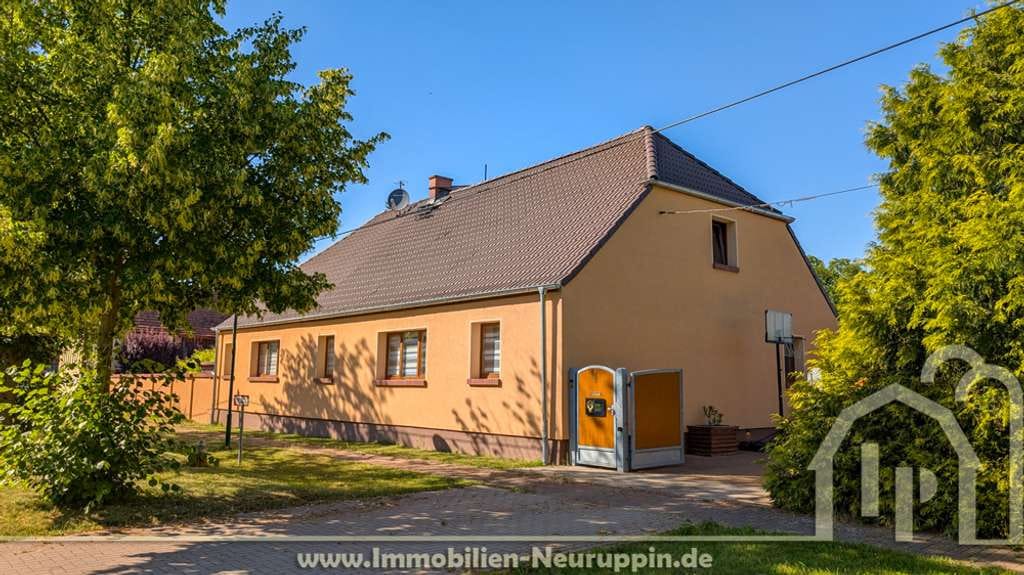 Immobilie in Temnitztal - Swimmingpool, Außenküche, Fußballplatz - großes Einfamilienhaus mit Scheune in Kerzlin - Bild 1