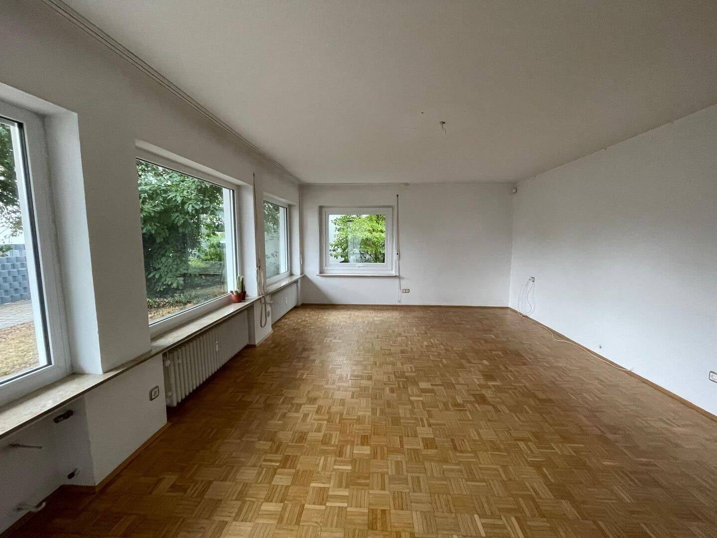 Immobilie in Schwarzenbruck - Geräumiges, lichtdurchflutetes Einfamilienhaus mit Garten und vermieteter Gewerbeeinheit - Bild 2