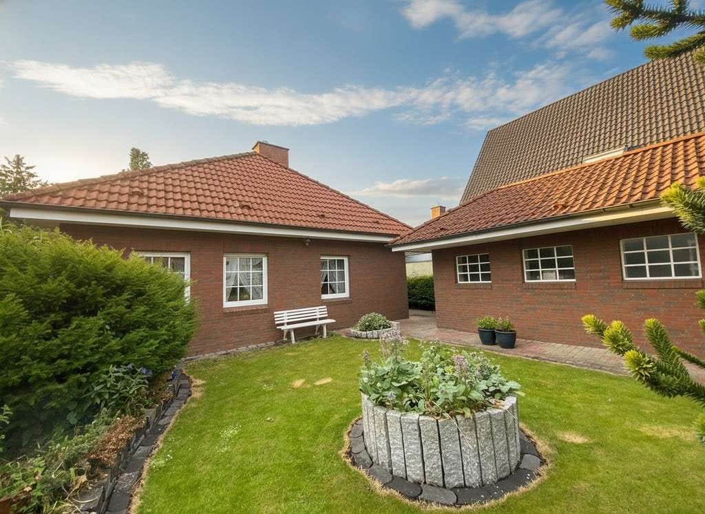 Immobilie in Marne - Walmdachbungalow in Marne - Stilvolles Wohnen mit Gartenblick und Wintergarten! - Bild 0